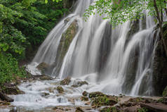 长期暴露瀑布。森林里的瀑布夏天的一天罗马尼亚的Beusnita瀑布.