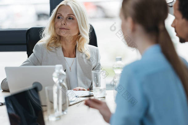 在与年轻的多文化同事举行的商务会议上有选择性地关注自信的女商人