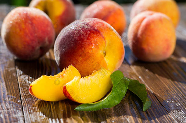 新鲜的桃子，桃子关闭了水果背景，桃树上木背景，甜甜的桃子，桃子，桃子，桃片切成薄片群