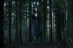 森林里漂浮着骷髅头的女巫