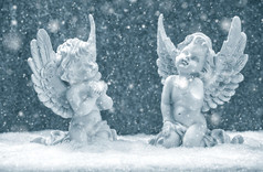 小小的守护天使，在雪中。圣诞装饰