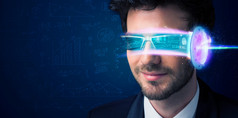 未来的男人带着高科技智能手机眼镜