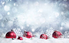 圣诞贺卡-红色的小玩意和降雪着飞舞的雪花