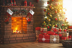 室内圣诞节。神奇发光的树, 壁炉, 礼物