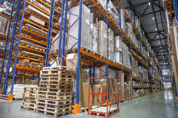 大型物流机库仓库, 有大量货架或货架, 货物托盘。工业运输和货物运输