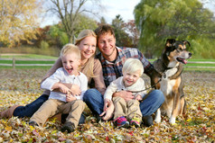 幸福的家庭和宠物狗秋天肖像