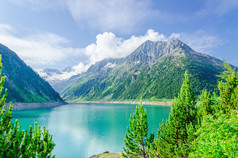 蔚蓝色的高山湖和阿尔卑斯山峰，奥地利