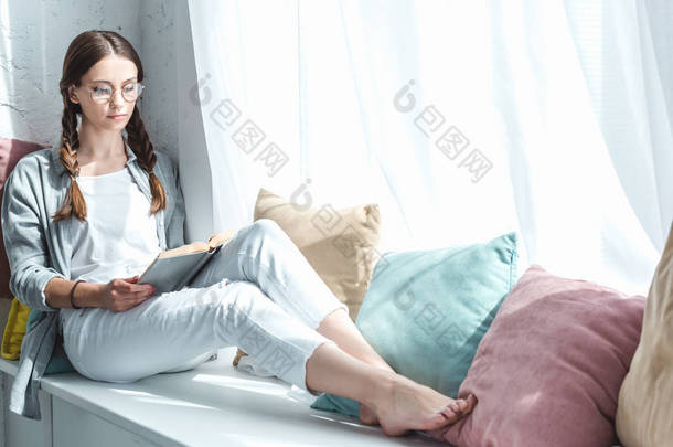 有吸引力的<strong>少女看书</strong>, 而坐在窗台上的枕头