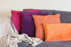 色彩鲜艳的椅垫上沙发舒适的家乡秋天