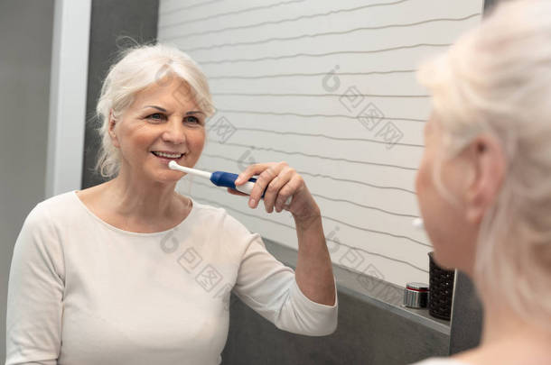 老年妇女使用的<strong>电动牙刷</strong>