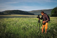 摄影师拍摄了一幅与 chamomiles 的田野照片。