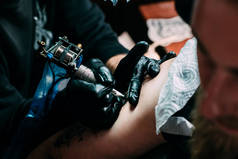 沙龙肩上刺青纹身过程的裁剪拍摄