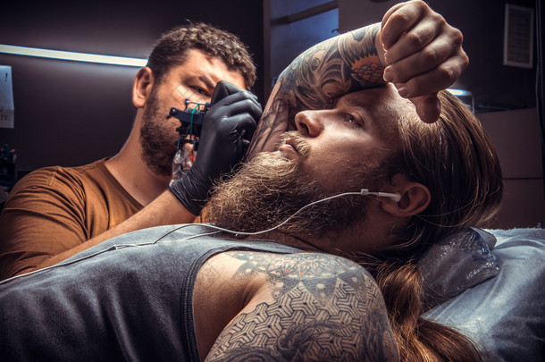 专业的 tattooer 在 studio 中创建纹身