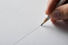 用铅笔在纸上画出人物线的剪影
