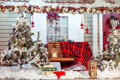 圣诞和新年装饰的漂亮的房子。新年庆祝活动主题