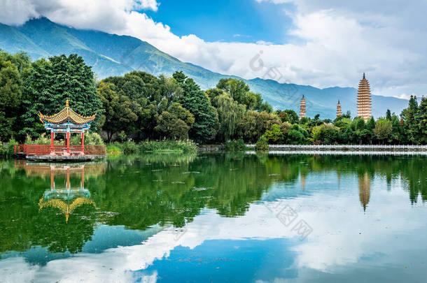 大理云南三宝塔、苍山倒映池景观全景