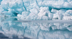蓝色咆哮者一块平静的水中倒影的冰山一角。北冰洋