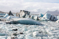 冰岛冰川在著名的冰川泻湖。冰川泻湖湾美丽冰冷的风景图片。冰岛的独特性质。冰景观.