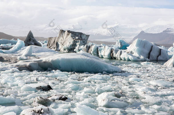 冰岛冰川在著名的冰川泻湖。冰川泻湖湾美丽冰冷的<strong>风景图</strong>片。冰岛的独特性质。冰景观.