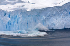 内科港冰川崩塌-南极洲