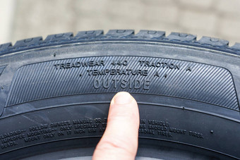 轮胎牵引等级、胎面磨损指数和轮胎外部指定的新轮胎侧视图图片