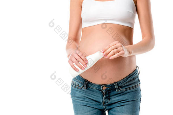 怀孕妇女藏品瓶的裁剪视图<strong>化妆水</strong>查出的白色