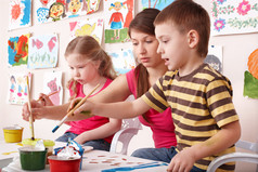 儿童绘画与艺术课的老师.