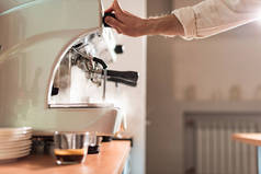 在咖啡馆使用咖啡机裁剪咖啡师的裁剪视图