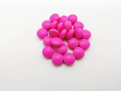 医疗保健理念。许多圆形粉红色片红霉素250毫克, 在白色背景下分离, 用于治疗或预防多种不同类型的感染。选择性聚焦和复制空间.
