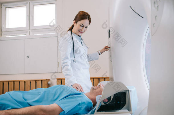 漂亮的年轻放射科医生准备人为扫描诊断在mri机器