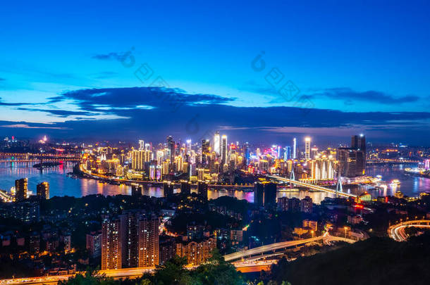 重庆城市建筑的夜景天际线