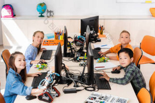 干细胞学校利用机器人附近的计算机对多民族学童和教师进行拼接