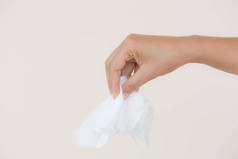 女性手捧或摘白纸巾.