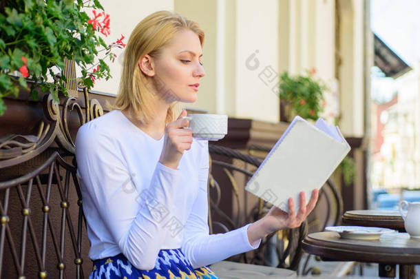妇女在户外喝<strong>咖啡</strong>露台。完美的早晨概念。女孩喝<strong>咖啡</strong>, 而阅读新畅销书书由通俗作家。杯<strong>咖啡</strong>和有趣的书最好的<strong>组合</strong>完美的周末