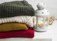 冬天舒适羊毛衫和蜡烛灯笼