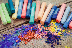 集合的彩虹色蜡笔蜡笔与颜料粉尘.