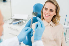 牙科医生在现代牙科诊所显示女性病人 x 光片