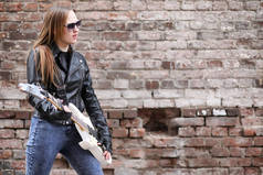 穿着皮夹克吉他的摇滚音乐家女孩