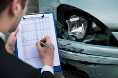 事故发生后检查汽车的保险代理人