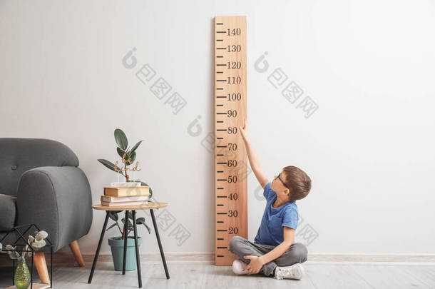 小男孩在家里测量身高