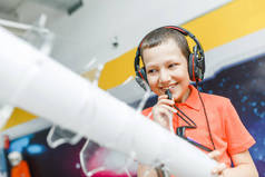男孩孩子使用耳机和麦克风在交互式空间或科学博物馆