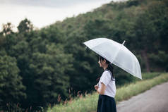 亚洲日本学校女孩服装的肖像看公园户外电影复古风格