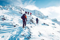 一群登山者在冬天登上一座山