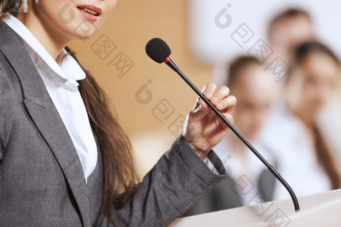 在舞台上发言演讲图片-包图网企业站