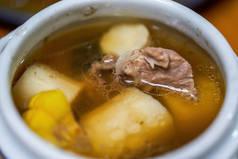 一碗味道鲜美的粤菜炖肉排骨汤