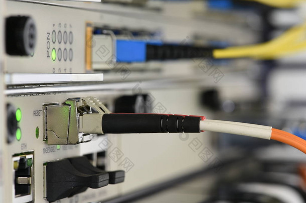 技术数据中心的<strong>光网</strong>络电缆和设备