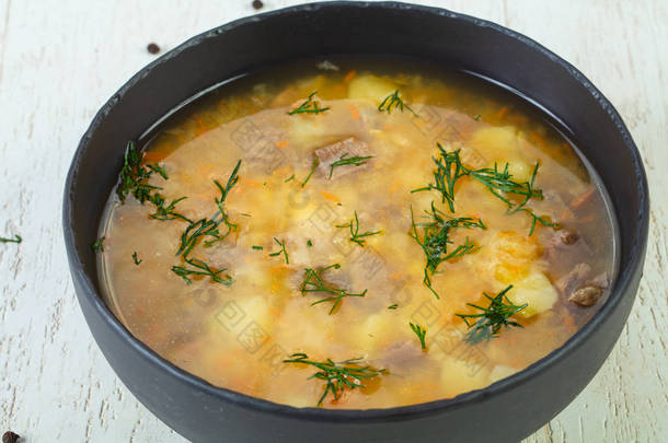 豌豆汤配牛肉和莳萝
