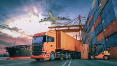集装箱船及货运公司的运输及物流p