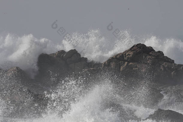 在狂<strong>风暴</strong>雨但阳光明媚的日子里, <strong>来</strong>自葡萄牙北部海岸的悬崖.