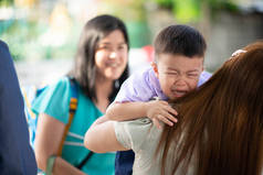 幼儿男孩哭，第一天在学校幼儿园与母亲